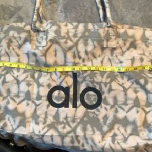 Alo Tote - Picture 1 of 4
